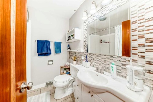 1415 Rosehill Drive Nw, Calgary, AB - Indoor Photo Showing Bathroom