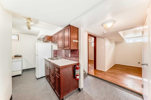 1415 Rosehill Drive Nw, Calgary, AB - Indoor Photo Showing Kitchen