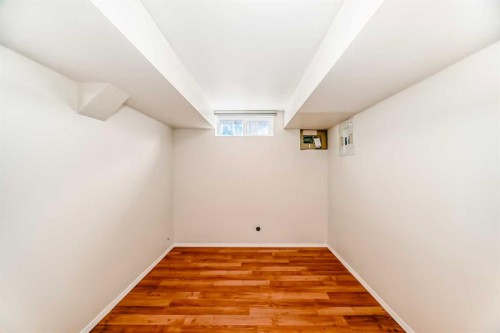 1415 Rosehill Drive Nw, Calgary, AB - Indoor Photo Showing Other Room