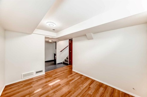1415 Rosehill Drive Nw, Calgary, AB - Indoor Photo Showing Other Room