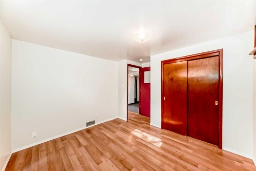 1415 Rosehill Drive Nw, Calgary, AB - Indoor Photo Showing Other Room