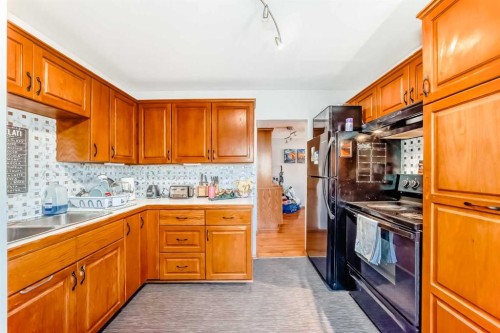 1415 Rosehill Drive Nw, Calgary, AB - Indoor Photo Showing Kitchen