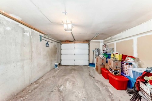 1415 Rosehill Drive Nw, Calgary, AB - Indoor Photo Showing Garage