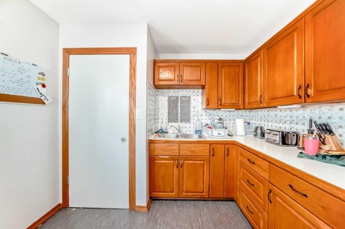 1415 Rosehill Drive Nw, Calgary, AB - Indoor Photo Showing Kitchen
