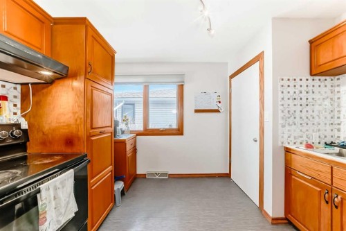 1415 Rosehill Drive Nw, Calgary, AB - Indoor Photo Showing Kitchen