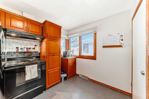 1415 Rosehill Drive Nw, Calgary, AB - Indoor Photo Showing Kitchen