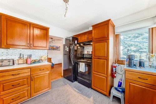 1415 Rosehill Drive Nw, Calgary, AB - Indoor Photo Showing Kitchen
