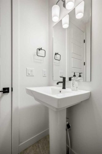 28 Sunvalley View, Cochrane, AB - Indoor Photo Showing Bathroom