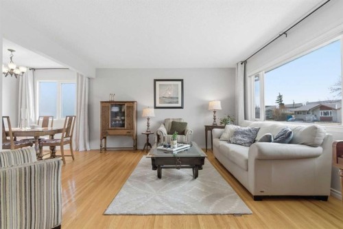 9852 Athens Road Se, Calgary, AB - Indoor Photo Showing Living Room