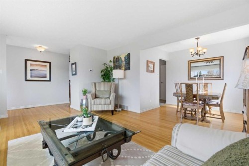 9852 Athens Road Se, Calgary, AB - Indoor Photo Showing Living Room