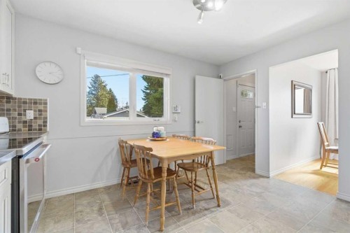 9852 Athens Road Se, Calgary, AB - Indoor Photo Showing Dining Room