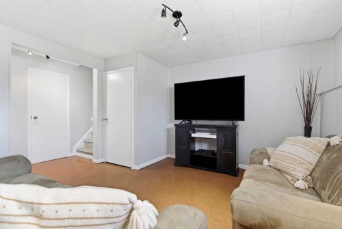 9852 Athens Road Se, Calgary, AB - Indoor Photo Showing Other Room