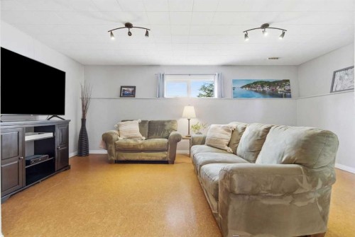 9852 Athens Road Se, Calgary, AB - Indoor Photo Showing Living Room