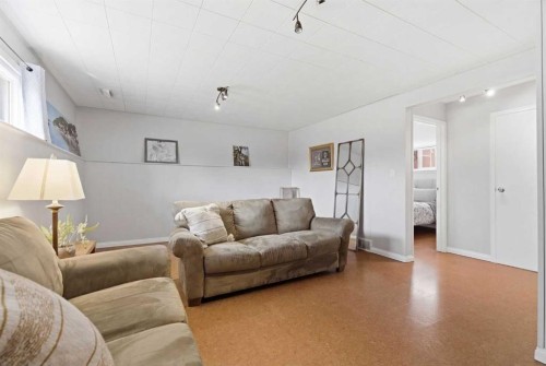 9852 Athens Road Se, Calgary, AB - Indoor Photo Showing Living Room