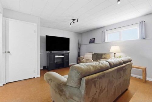 9852 Athens Road Se, Calgary, AB - Indoor Photo Showing Living Room