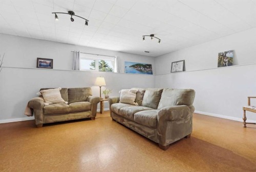 9852 Athens Road Se, Calgary, AB - Indoor Photo Showing Living Room