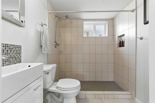 9852 Athens Road Se, Calgary, AB - Indoor Photo Showing Bathroom