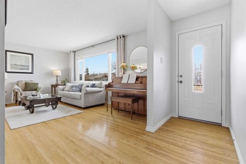 9852 Athens Road Se, Calgary, AB - Indoor Photo Showing Living Room
