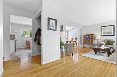 9852 Athens Road Se, Calgary, AB - Indoor Photo Showing Living Room