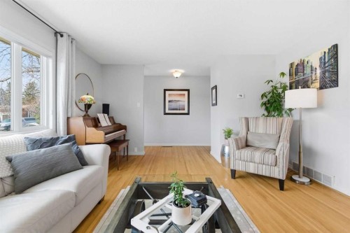 9852 Athens Road Se, Calgary, AB - Indoor Photo Showing Living Room