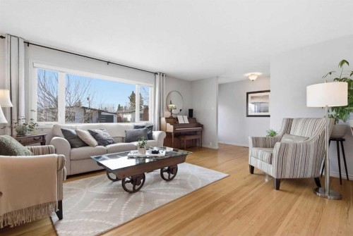 9852 Athens Road Se, Calgary, AB - Indoor Photo Showing Living Room