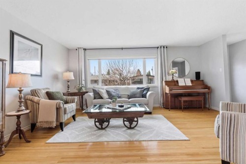 9852 Athens Road Se, Calgary, AB - Indoor Photo Showing Living Room