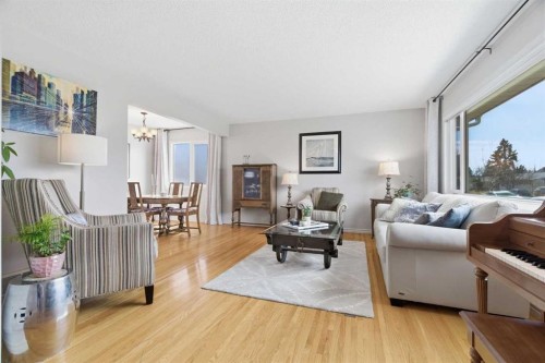 9852 Athens Road Se, Calgary, AB - Indoor Photo Showing Living Room