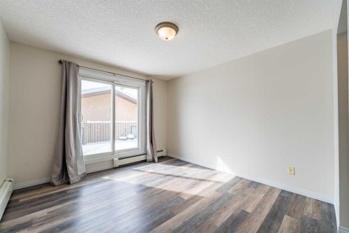 135 27 Avenue Ne, Calgary, AB - Indoor Photo Showing Other Room