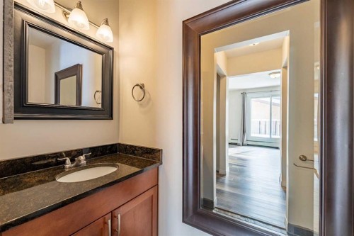 135 27 Avenue Ne, Calgary, AB - Indoor Photo Showing Bathroom