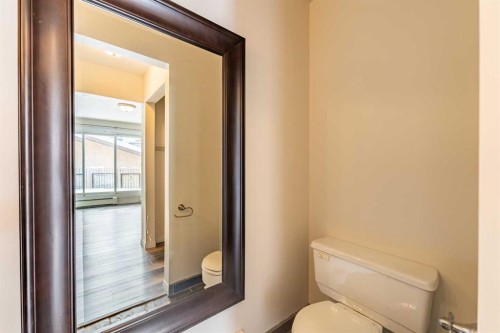 135 27 Avenue Ne, Calgary, AB - Indoor Photo Showing Bathroom