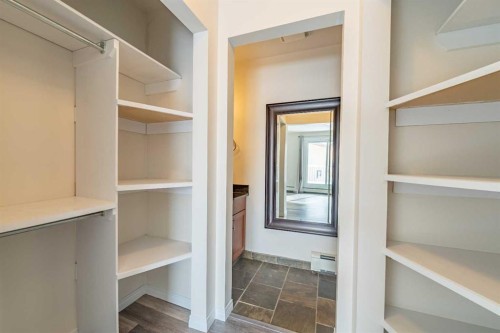135 27 Avenue Ne, Calgary, AB - Indoor With Storage
