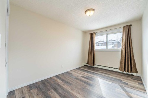 135 27 Avenue Ne, Calgary, AB - Indoor Photo Showing Other Room
