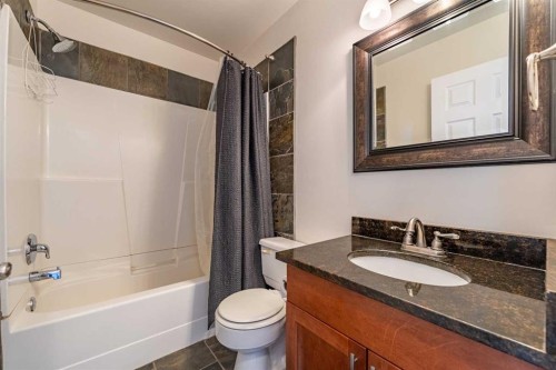 135 27 Avenue Ne, Calgary, AB - Indoor Photo Showing Bathroom