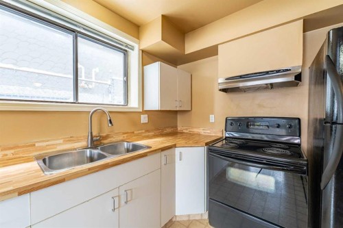 135 27 Avenue Ne, Calgary, AB - Indoor Photo Showing Kitchen With Double Sink