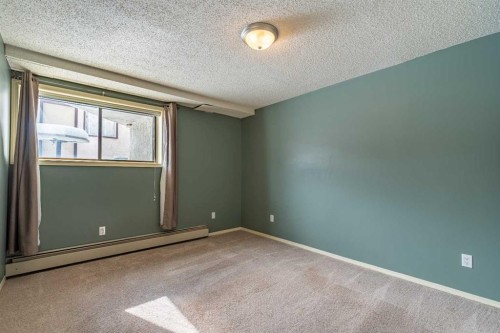 135 27 Avenue Ne, Calgary, AB - Indoor Photo Showing Other Room