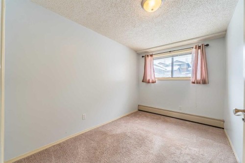 135 27 Avenue Ne, Calgary, AB - Indoor Photo Showing Other Room