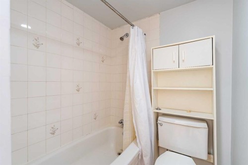 135 27 Avenue Ne, Calgary, AB - Indoor Photo Showing Bathroom