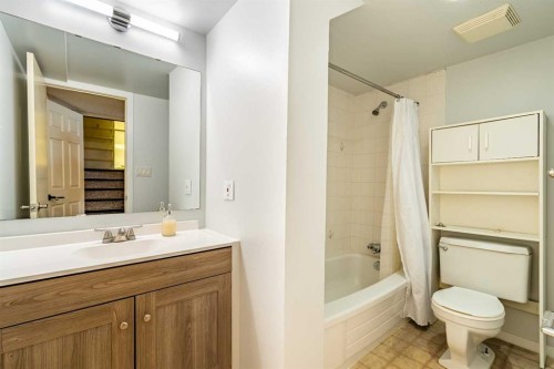 135 27 Avenue Ne, Calgary, AB - Indoor Photo Showing Bathroom