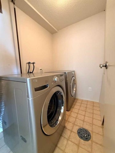135 27 Avenue Ne, Calgary, AB - Indoor Photo Showing Laundry Room