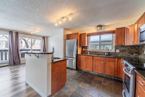 135 27 Avenue Ne, Calgary, AB - Indoor Photo Showing Kitchen