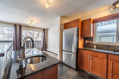 135 27 Avenue Ne, Calgary, AB - Indoor Photo Showing Kitchen