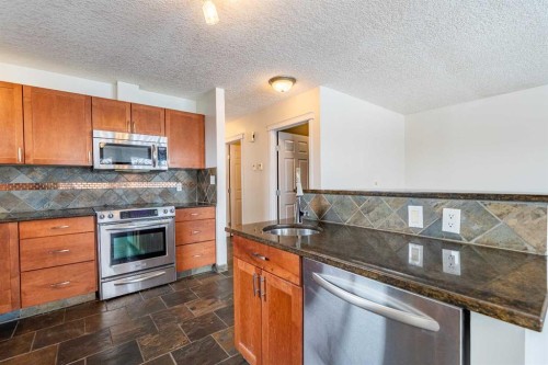 135 27 Avenue Ne, Calgary, AB - Indoor Photo Showing Kitchen