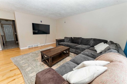 85 Abergale Close Ne, Calgary, AB - Indoor Photo Showing Living Room