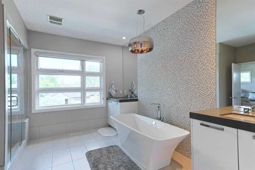 1707 Broadview Road Nw, Calgary, AB - Indoor Photo Showing Bathroom