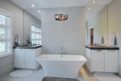 1707 Broadview Road Nw, Calgary, AB - Indoor Photo Showing Bathroom