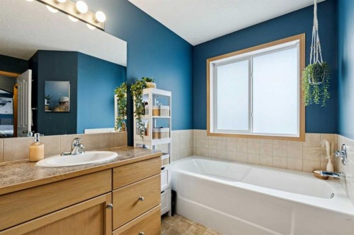 515 Stonegate Road Nw, Airdrie, AB - Indoor Photo Showing Bathroom