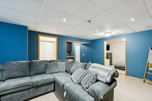 515 Stonegate Road Nw, Airdrie, AB - Indoor Photo Showing Living Room
