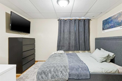 515 Stonegate Road Nw, Airdrie, AB - Indoor Photo Showing Bedroom
