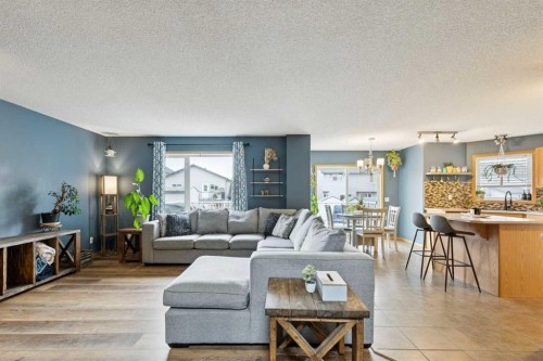 515 Stonegate Road Nw, Airdrie, AB - Indoor Photo Showing Living Room