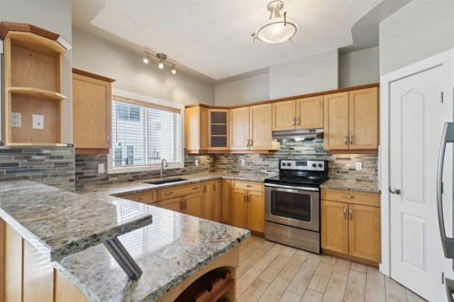 39 Sierra Morena Landing Sw, Calgary, AB - Indoor Photo Showing Kitchen